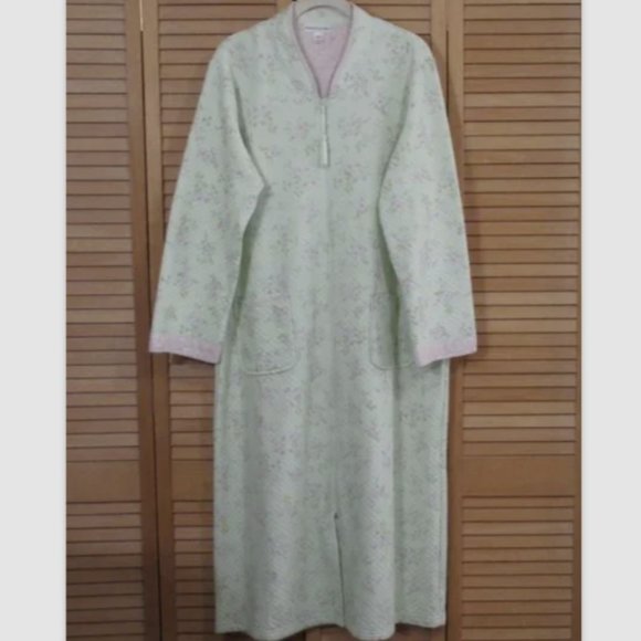 Miss Elaine Other - Miss Elaine Quilted Zip Front Robe M